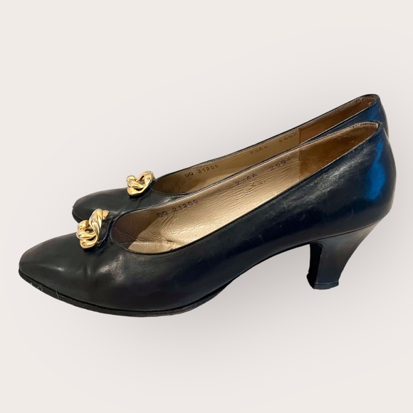 Vintage Ferragamo Dark Navy Blue Pumps Heels with Gold Knot Detail Size 7.5 AA - Picture 2 of 9